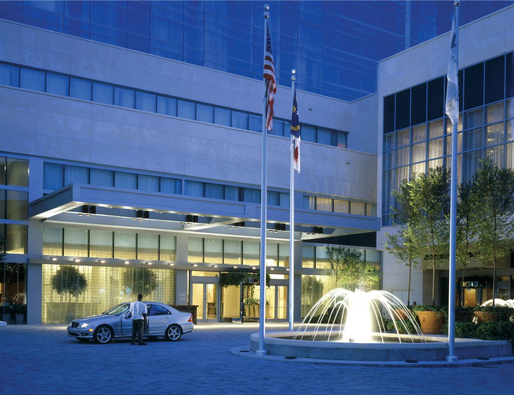 40-2000_WestinCharlotte_Sep'03ProfessionalPhotos_Car-Port_Drop-Off